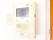 誰が来てもわかる様にモニター付きインターホンを設置。