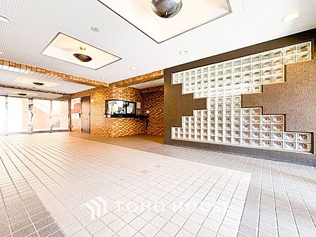 光あふれる開放感あるロビーは上質で洗練された空間。