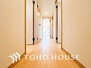 上質感漂う廊下。居住者の帰り、訪れる方を優しく迎え安らぎに満ちた生活空間を予感させます。