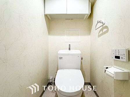 トイレはシンプルにホワイトで統一した温水洗浄付です。