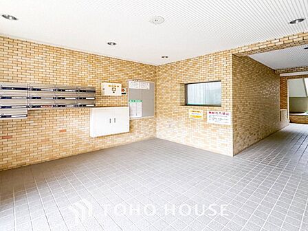 心地よい光と風があふれたエントランス。清潔感があり、行き届いた管理体制がうかがえます。