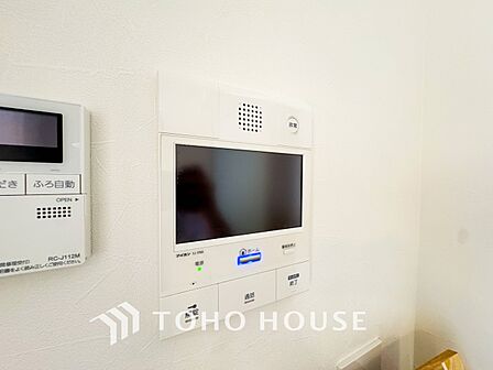 誰が来てもわかる様にモニター付きインターホンを設置。