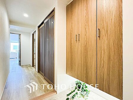 上質感漂う廊下。居住者の帰り、訪れる方を優しく迎え安らぎに満ちた生活空間を予感させます。
