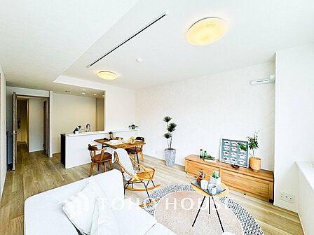 爽やかな色合いのフローリングと清潔感の溢れるクロスが明るい空間を創り出しているリビングダイニング。
