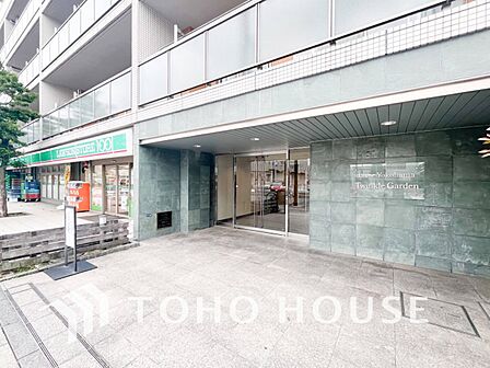住まう誇らしさと安心感を演出する落ち着いた雰囲気のエントランス。