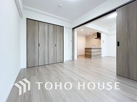 隣接するお部屋の扉を開放すればリビングと一体化してより広々した空間が生まれます。