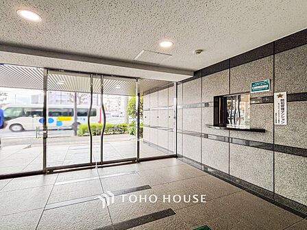 住まう誇らしさと安心感を演出する落ち着いた雰囲気のエントランス。