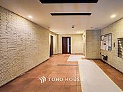 外と内をつなぐロビーは、落ち着いた雰囲気を漂わせた上質な空間です。