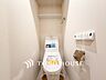 トイレ：トイレはシンプルにホワイトで統一した温水洗浄付です。