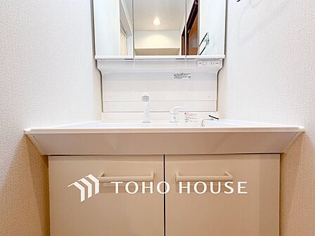 洗面台・洗面所十分な大きさの洗面台は、朝の慌ただしい時間でも余裕とゆとりを感じて頂けます。