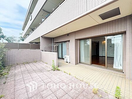 プライベート性が確保された専用庭に続くテラス。