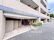 住む人や訪れる人やさしくエスコートする玄関アプローチ。