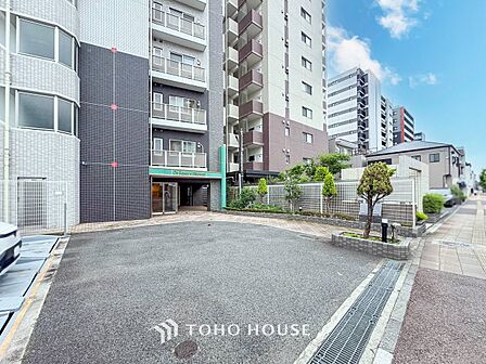 前面道路含む現地写真『快適』は「家」と「街」と「環境」が調和した時に訪れるだと改めて感じさせてくれます。