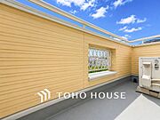 暮らしの中で光と風を演出してくれるバルコニー。