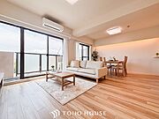 ご家族みんながゆったり寛げる広々リビング。上質な時間を育む暮らしのメインステージです。