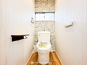 トイレはシンプルにホワイトで統一した温水洗浄付です。