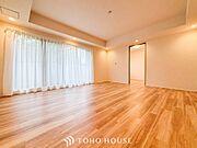 大きな窓からたっぷりと陽光が注がれる明るい空間。