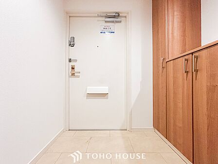 居住者の帰り、訪れる方を優しく迎えてくれる玄関です。