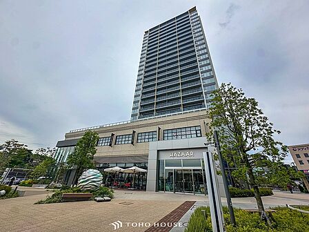 前面道路含む現地写真『快適』は「家」と「街」と「環境」が調和した時に訪れるだと改めて感じさせてくれます。