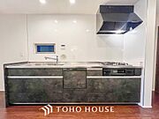 機能的で使い勝手のよさそうなキッチン。明るく清潔感があります。