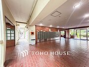 住まう誇らしさと安心感を演出する落ち着いた雰囲気のロビー。