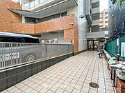 住む人や訪れる人やさしくエスコートする玄関アプローチ。