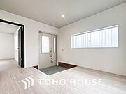 白を基調とし明るく開放感のある玄関。居住者の帰り、訪れる方を優しく迎えてくれます。