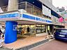 周辺：24時間営業。お弁当やお惣菜、パンなどをはじめ、生活用品、お酒、たばこなども取り揃えています。