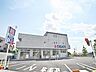 周辺：お薬や日用品はもちろん、冷蔵食品・冷凍食品・精肉・お酒などをお手ごろ価格で取り揃える頼もしいお店。