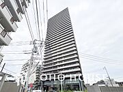堂々たる趣ながら、主張し過ぎずどこか余裕を感じさせるシャープなフォルムで佇む邸宅。