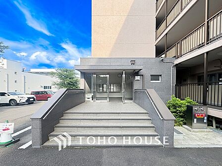 プライベート感が高まる、居住者を優しく迎え入れてくれるエントランス。