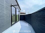 暮らしの中で光と風を演出してくれるバルコニー。