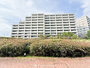 重厚感と統一感のある街並みを演出する外観デザイン。