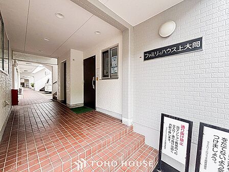 住む人や訪れる人やさしくエスコートする玄関アプローチ。