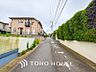 外観：前面道路含む現地写真『快適』は「家」と「街」と「環境」が調和した時に訪れるだと改めて感じさせてくれます。
