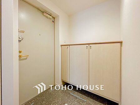 居住者の帰り、訪れる方を優しく迎えてくれる玄関です。