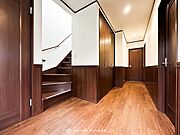 上質感漂う廊下。居住者の帰り、訪れる方を優しく迎え安らぎに満ちた生活空間を予感させます。