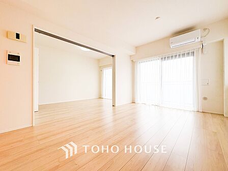 やわらかな陽射しがふりそそぎ、室内に開放感と爽快感をもたらします。