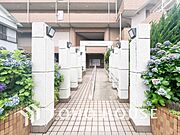 住まう誇らしさと安心感を演出する落ち着いた雰囲気のエントランス。