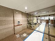 心地よい光と風があふれたエントランス。清潔感があり、行き届いた管理体制がうかがえます。