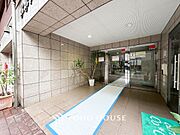 住まう誇らしさと安心感を演出する落ち着いた雰囲気のエントランス。
