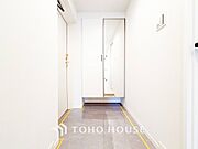 居住者の帰り、訪れる方を優しく迎えてくれる開放感のある玄関。