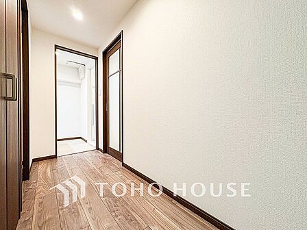 上質感漂う廊下。居住者の帰り、訪れる方を優しく迎え安らぎに満ちた生活空間を予感させます。