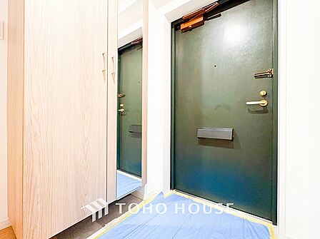 居住者の帰り、訪れる方を優しく迎えてくれる玄関です。