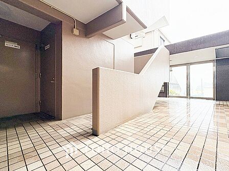 光あふれる開放感あるロビーは上質で洗練された空間。