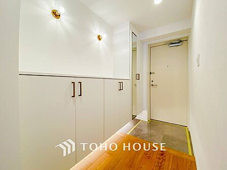 居住者の帰り、訪れる方を優しく迎えてくれる開放感のある玄関。
