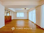 忙しい朝でも、しっかり家族が揃って食事をして頂けるゆとりある大きさのダイニングスペース。