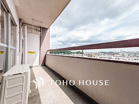 暮らしの中で光と風を演出してくれるバルコニー。のびかな景観も眺めることができます。