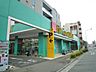 周辺：薬・化粧品の他、食品や雑貨等の取り扱いがございます。日常の買い物がスピーディーにできる品揃えです。
