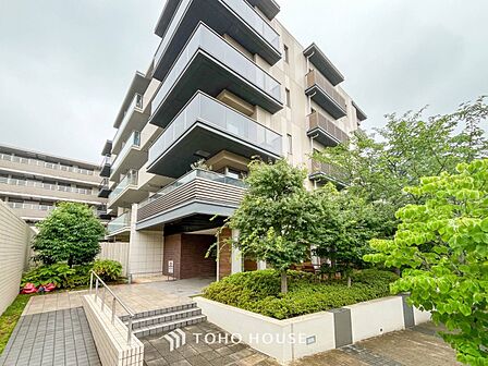 満ち足りたプライベートシーンへと誘う気品溢れるエントランスです。